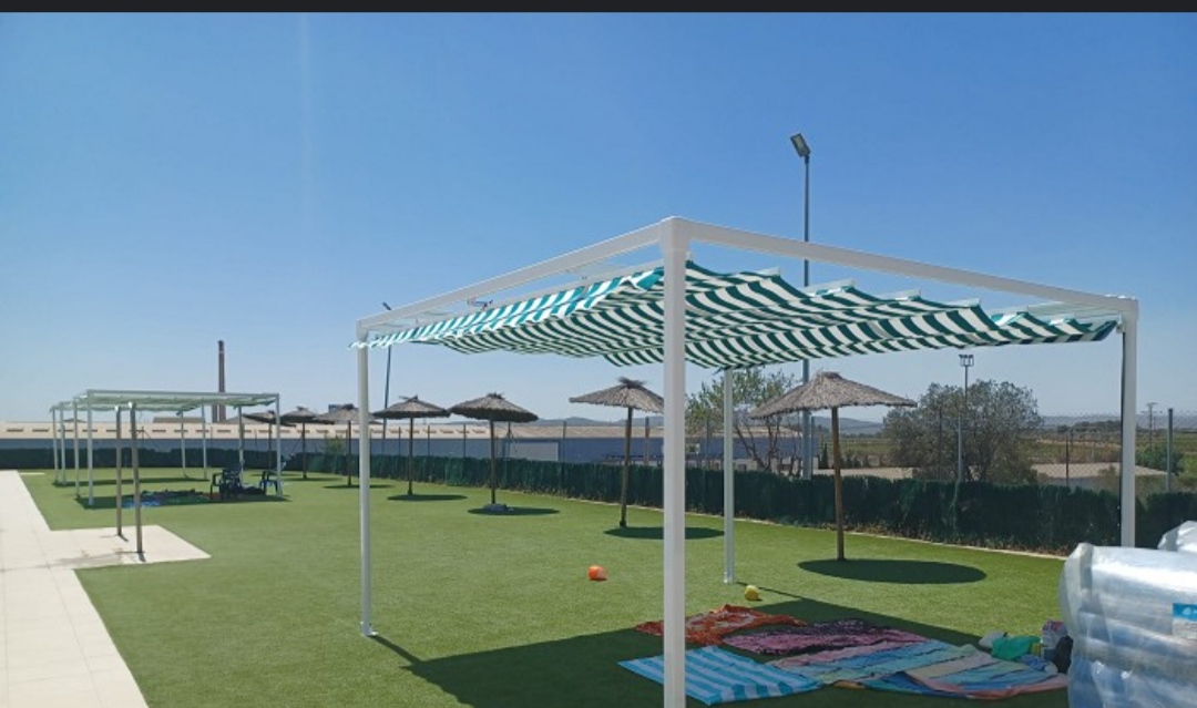 Imatge pels mitjans: Pèrgola d'ombra a la piscina municipal