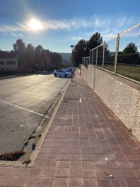 Imatge pels mitjans: Instal·lar topall de rodes a la vorera de l’escola La Salut.