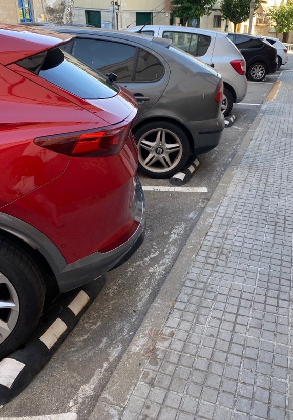 Imatge pels mitjans: 2-	Instal·lar topall de rodes a les voreres de l’escola La Salut.